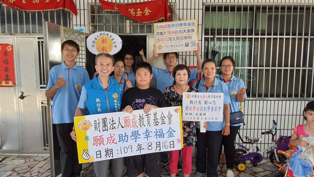 阿嬤打零工賺取微薄收入 ,照顧兩位孫子